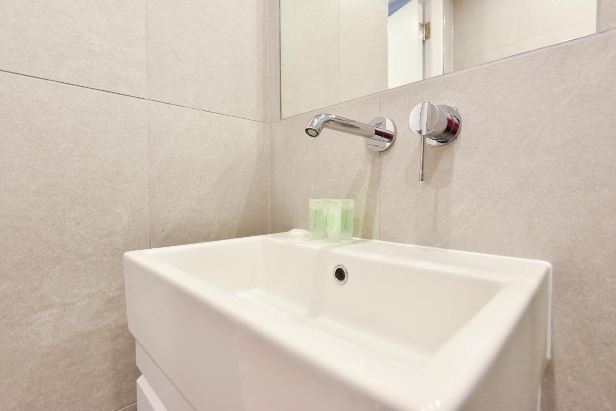 Earls Court East Serviced Apartments By Stayprime London Bagian luar foto